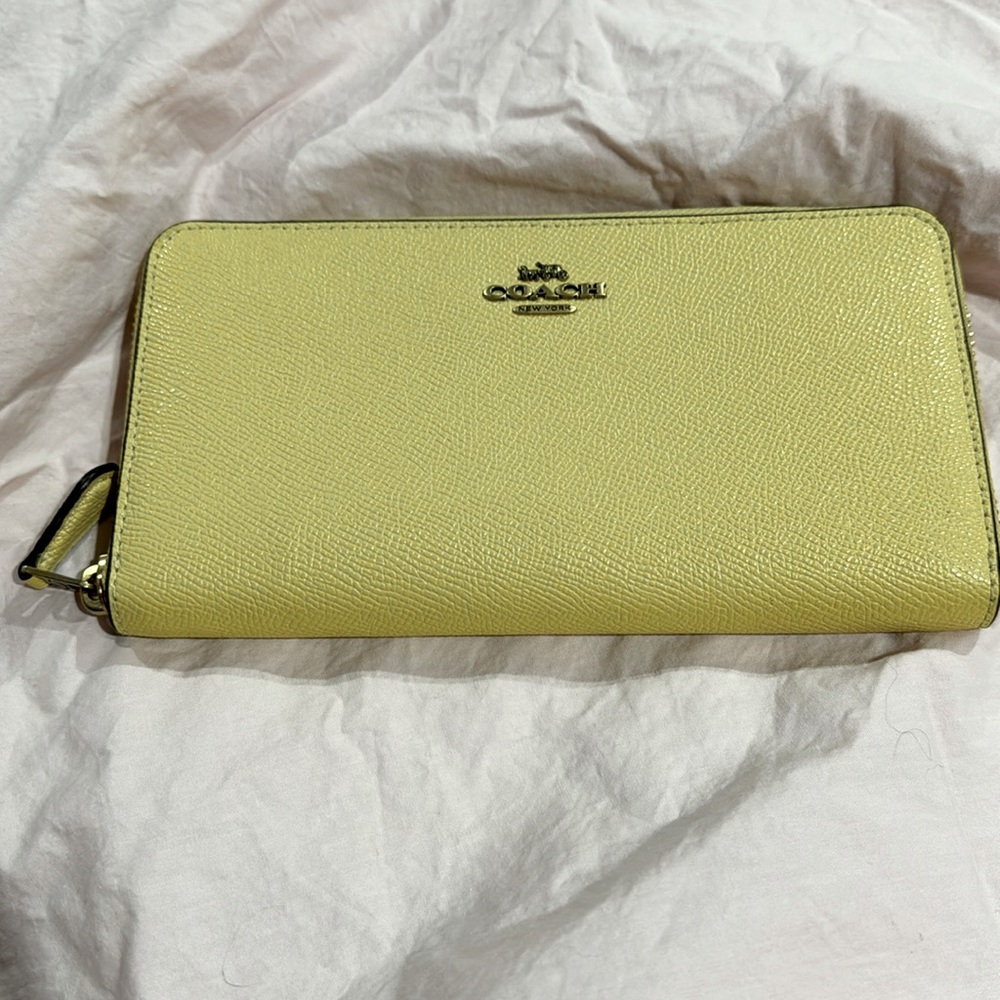 Coach large wallet in Daisy/gold